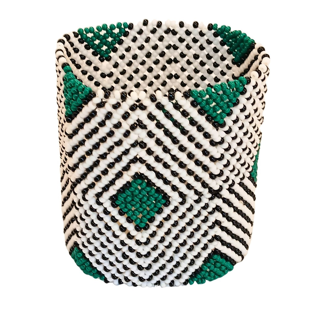 Pulseira de miçangas elástica com listras brancas e detalhes verdes em losangos