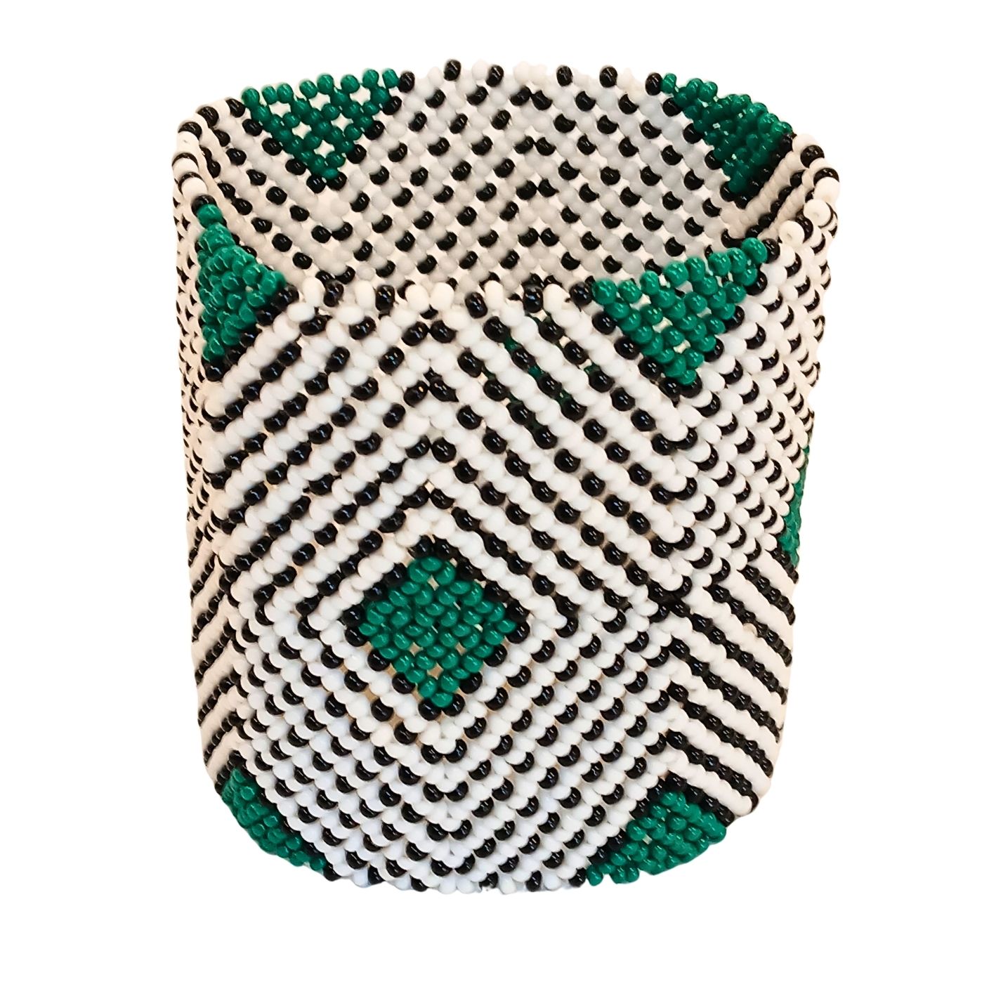 Pulseira de miçangas elástica com listras brancas e detalhes verdes em losangos