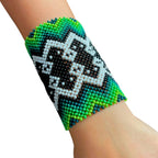 Pulseira de miçangas indígena 19 cm, não elástica, verde/azul, padrão branco e preto.
