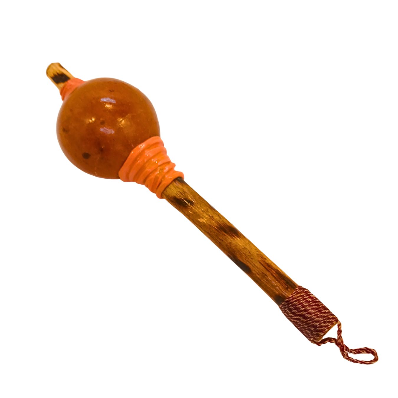 Maraca de cabaça laranja com cabo de madeira e cordão na ponta