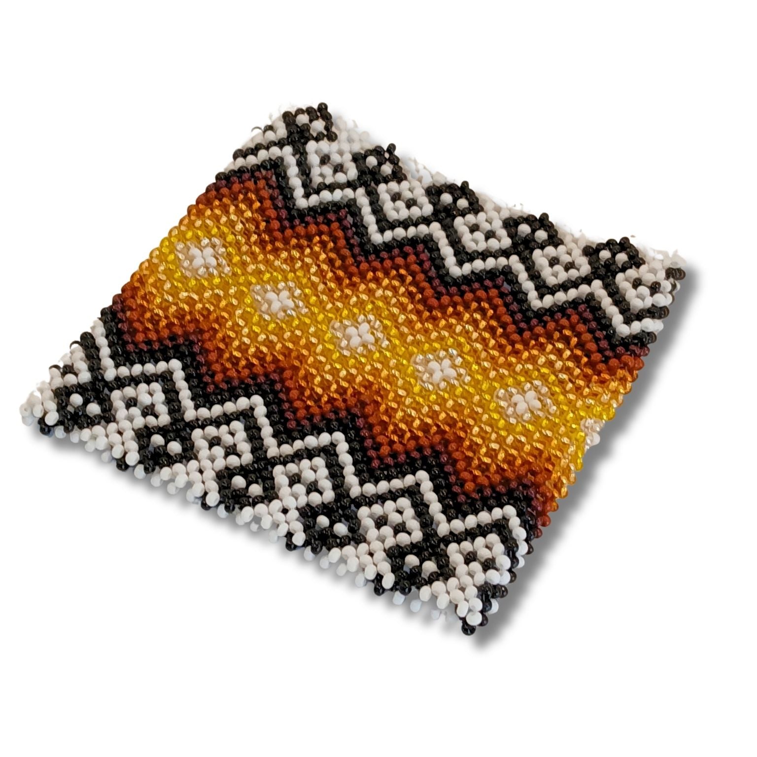 Pulseira indígena de miçangas em chevron branco, preto e laranja, sem fecho