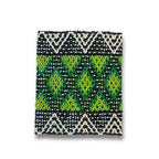 Pulseira de miçangas preta com faixas de chevrons branco e desenhos verde-limão