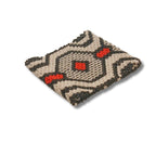Pulseira de miçangas quadrada com desenho geométrico em branco, preto e vermelho