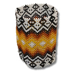 Pulseira de miçangas não elástica com padrão geométrico branco, preto e laranja.