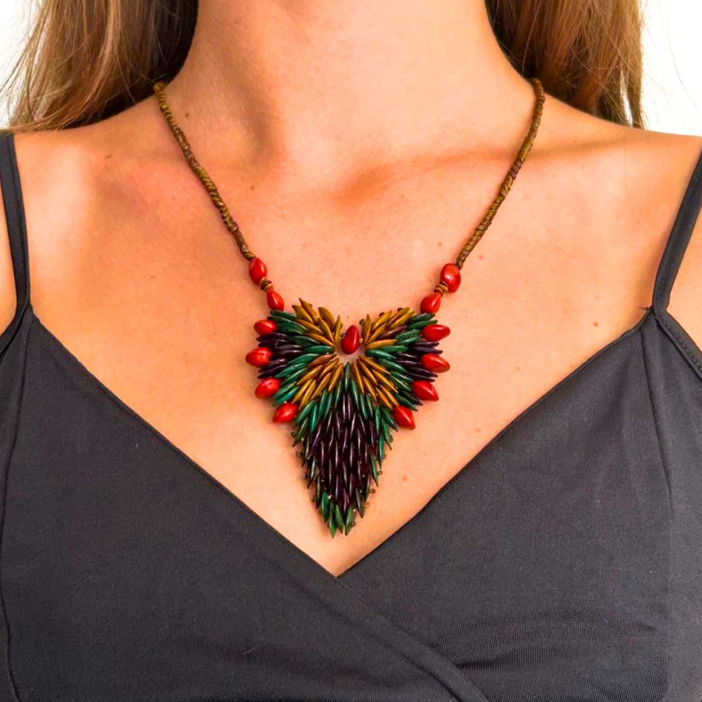 Colar de sementes com cordão marrom e pingente triangular vermelho, verde e preto