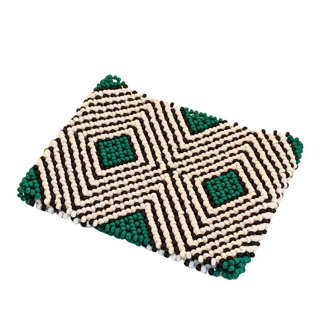 Pulseira de miçangas elástica com listras brancas e triângulos verdes sobrepostos