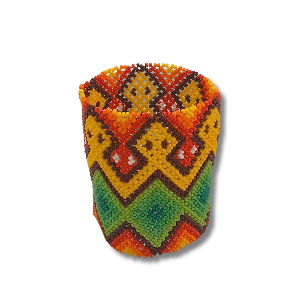 Pulseira de miçangas multicolorida com padrão geométrico em azul, verde, amarelo e vermelho