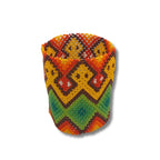 Pulseira de miçangas multicolorida com padrão geométrico em azul, verde, amarelo e vermelho
