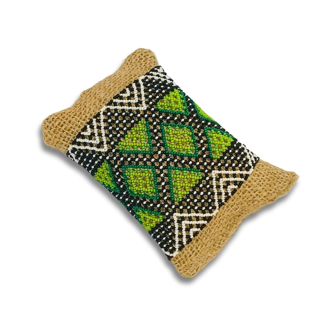 Pulseira de miçangas com elástico bege e desenho geométrico preto, branco e verde