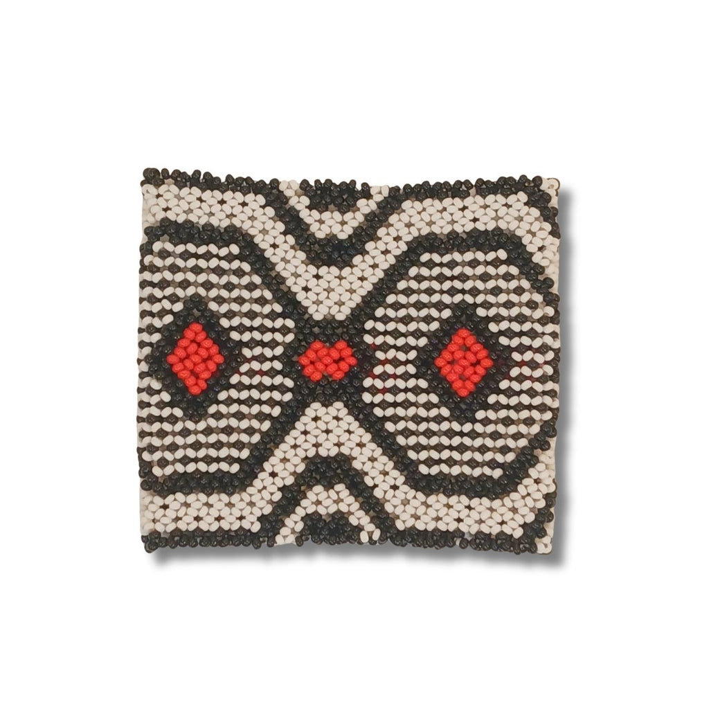 Pulseira de miçangas retangular com padrão X e losangos em branco, preto e vermelho