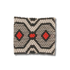 Pulseira de miçangas retangular com padrão X e losangos em branco, preto e vermelho
