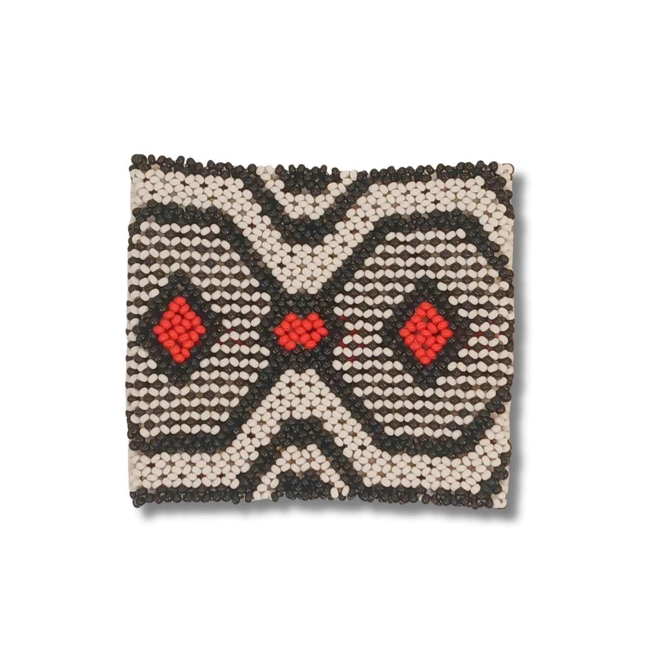 Pulseira de miçangas retangular com padrão X e losangos em branco, preto e vermelho