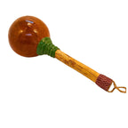 Maraca com cabaça marrom brilhante e cabo de madeira com faixa trançada e nó.
