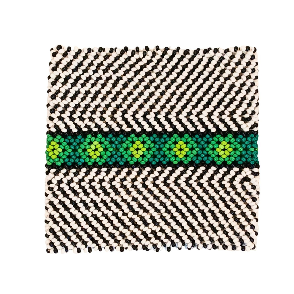 Pulseira de miçangas com trama branca e preta e faixa central verde
