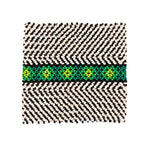 Pulseira de miçangas com trama branca e preta e faixa central verde