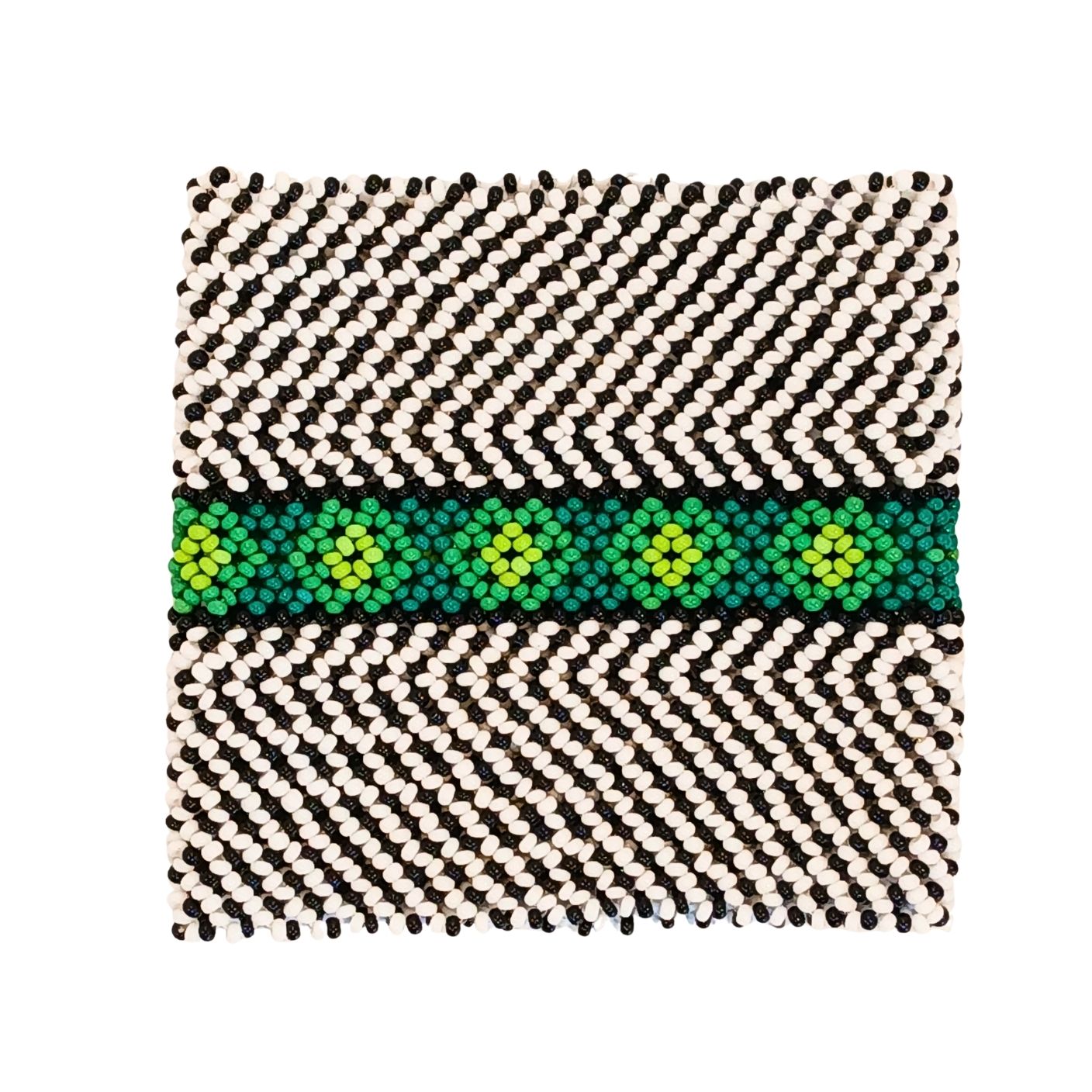 Pulseira de miçangas com trama branca e preta e faixa central verde