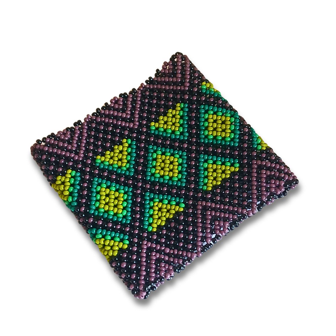 Pulseira de miçangas Waura elástica roxa em formato losango com grafismos amarelos