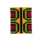 Parte da pulseira de miçangas com padrão em preto, amarelo, verde e quadrados vermelhos