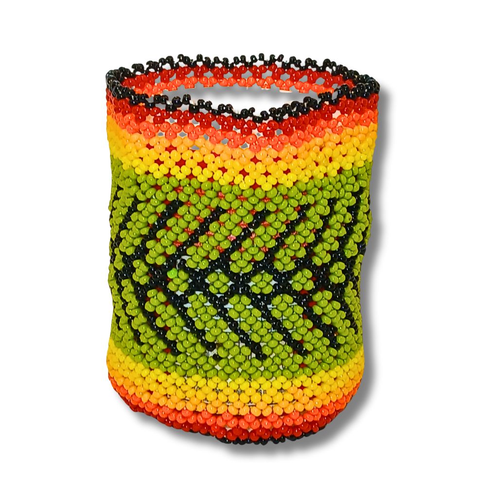 Pulseira de miçangas coloridas sem elástico, formato cilíndrico, com faixa preta na borda.