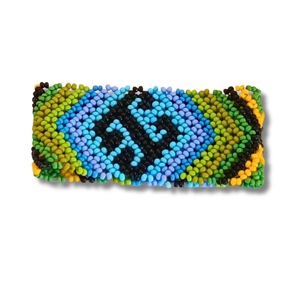 Pulseira de miçangas multicolorida com faixa central preta e desenhos em azul e verde