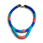 Colar tribal de cordão colorido azul, turquesa e vermelho com fecho preto