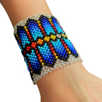 Pulseira indígena de miçangas azul e coloridas, padrão geométrico e faixa larga
