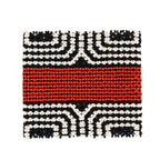 Pulseira de miçangas indígena elástica com motivos geométricos branco, preto e vermelho.