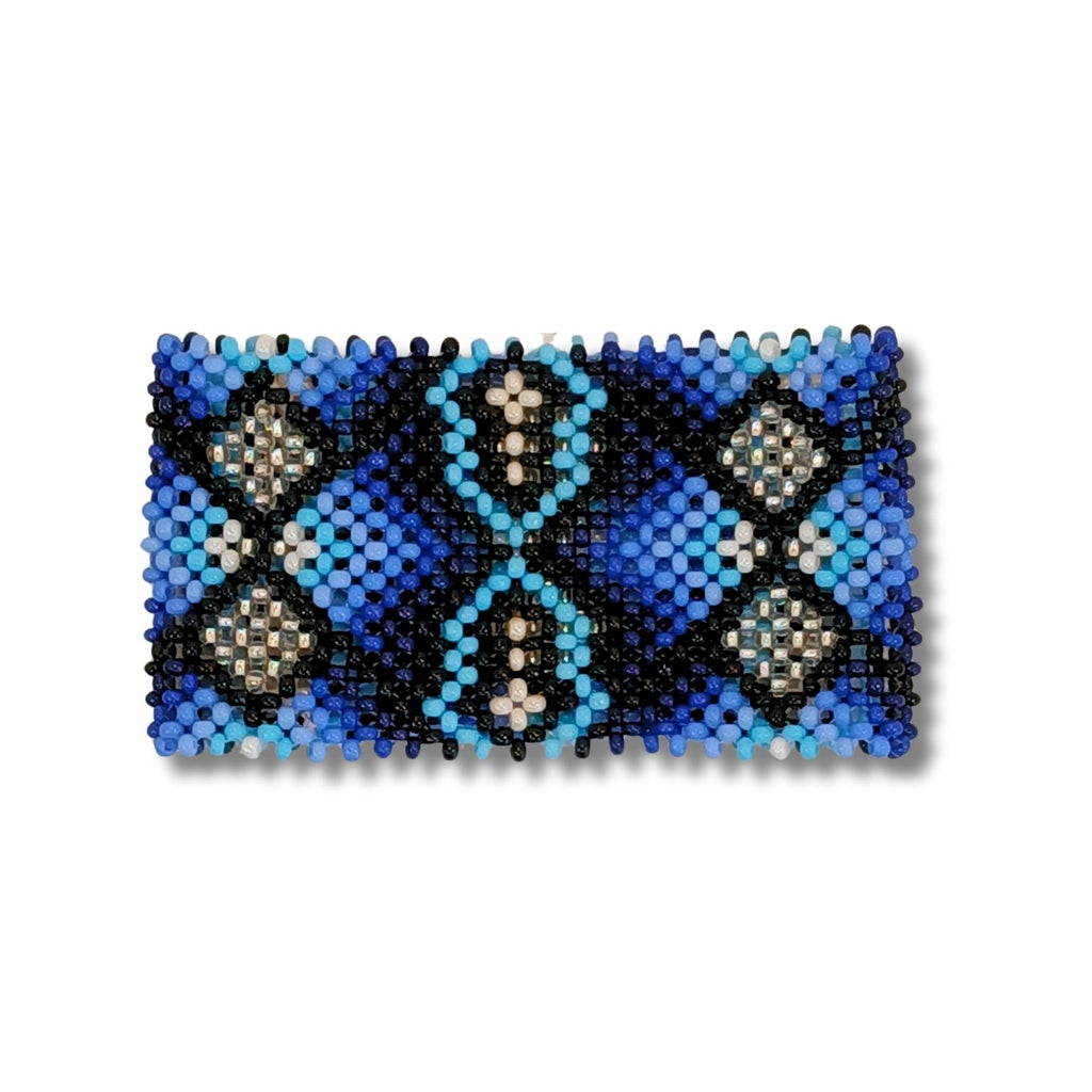 Pulseira de miçangas azul com faixas pretas e vários losangos claros.
