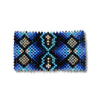 Pulseira de miçangas azul com faixas pretas e vários losangos claros.