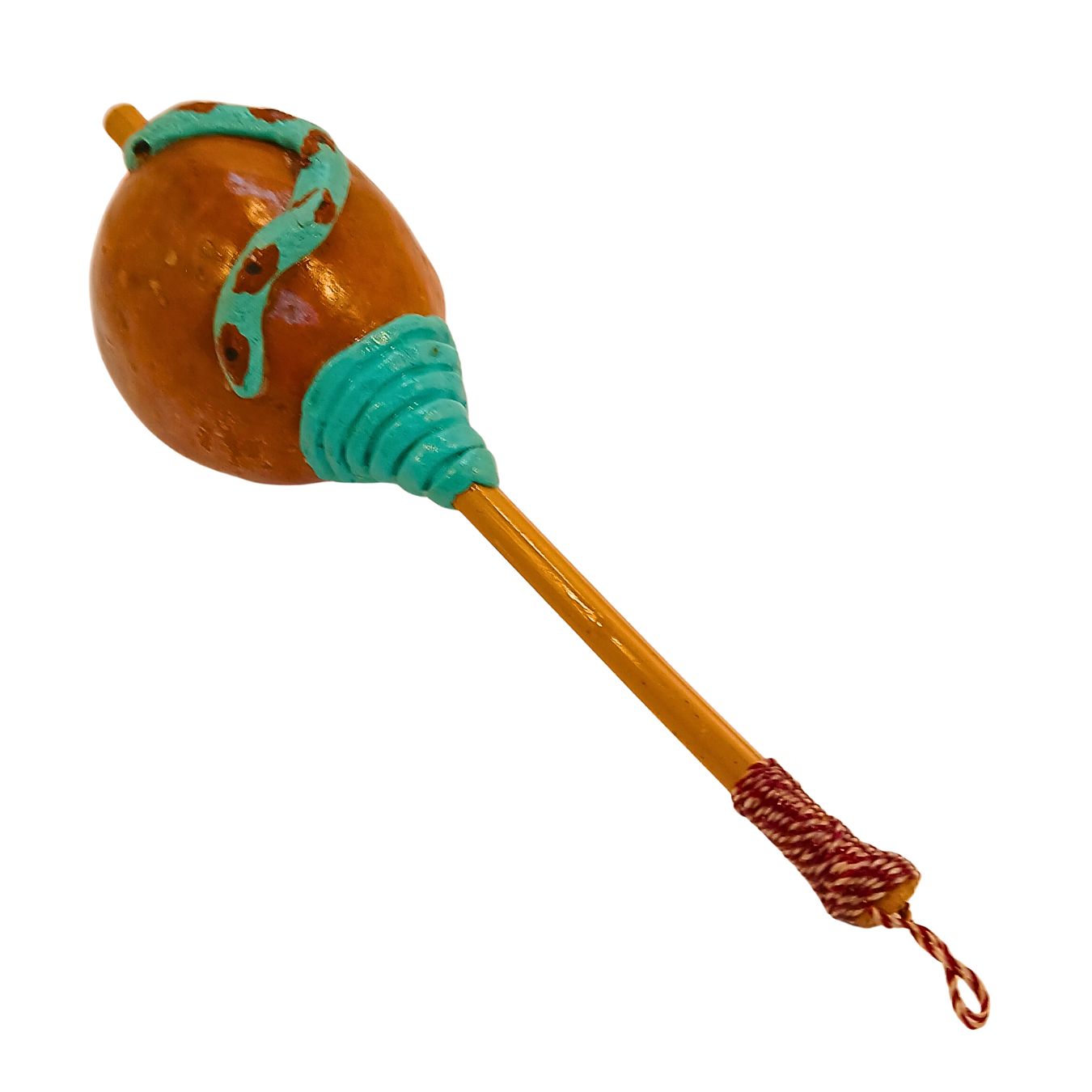 Maraca de cuia marrom com pintura turquesa e cabo longo de madeira com laço
