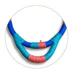 Colar tribal de cordão azul e turquesa com detalhes vermelhos e fecho pequeno