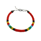Colar de miçangas multicoloridas com cordão ajustável e fecho na parte superior