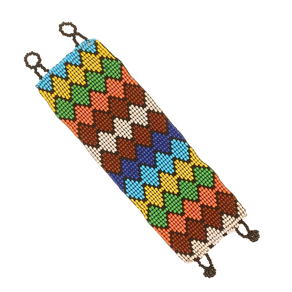 Pulseira de miçangas Fulni-ô elástica, faixa geométrica multicolor com cordões pretos nas extremidades.