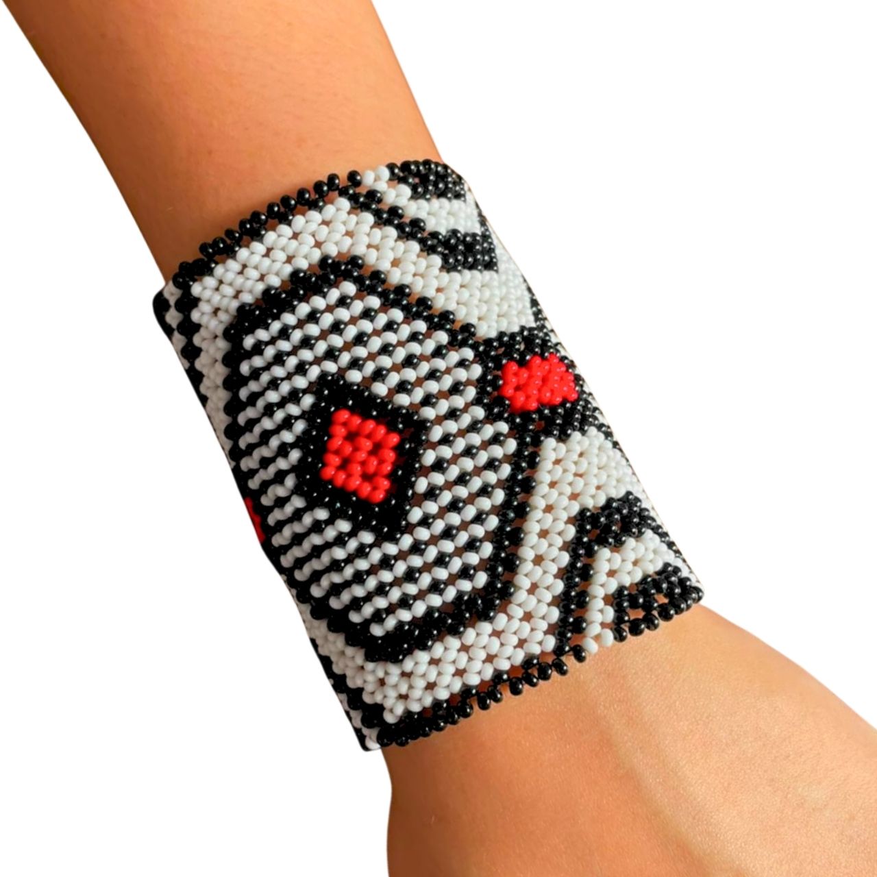 Pulseira de miçangas elástica com padrão preto, branco e detalhes vermelhos