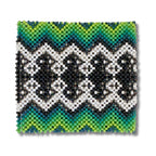 Pulseira de miçangas indígena, bordado zigue-zague branco e preto com base verde e azul.