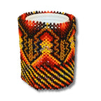 Pulseira indígena de miçangas multicoloridas com padrão geométrico e formato aberto