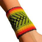Pulseira de miçangas sem elástico, em verde, amarelo, laranja e vermelho, com borda preta.