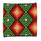 Pulseira de miçangas indígenas média com estampa geométrica verde, vermelho e amarelo