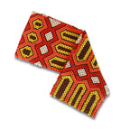 Bandana tiara de miçangas vermelha com losangos e listras amarelas e detalhes brancos.