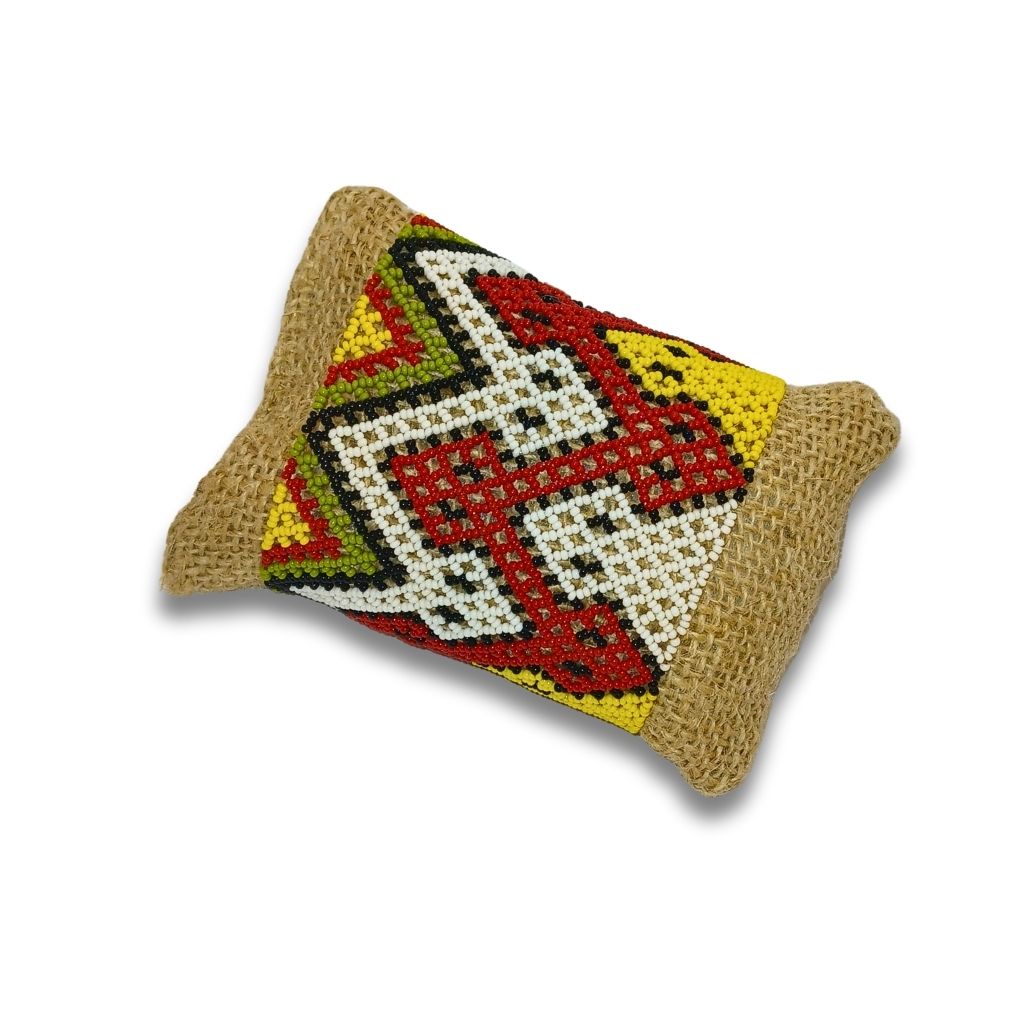 Pulseira de miçangas Waura com base bege e detalhes em branco, vermelho e amarelo
