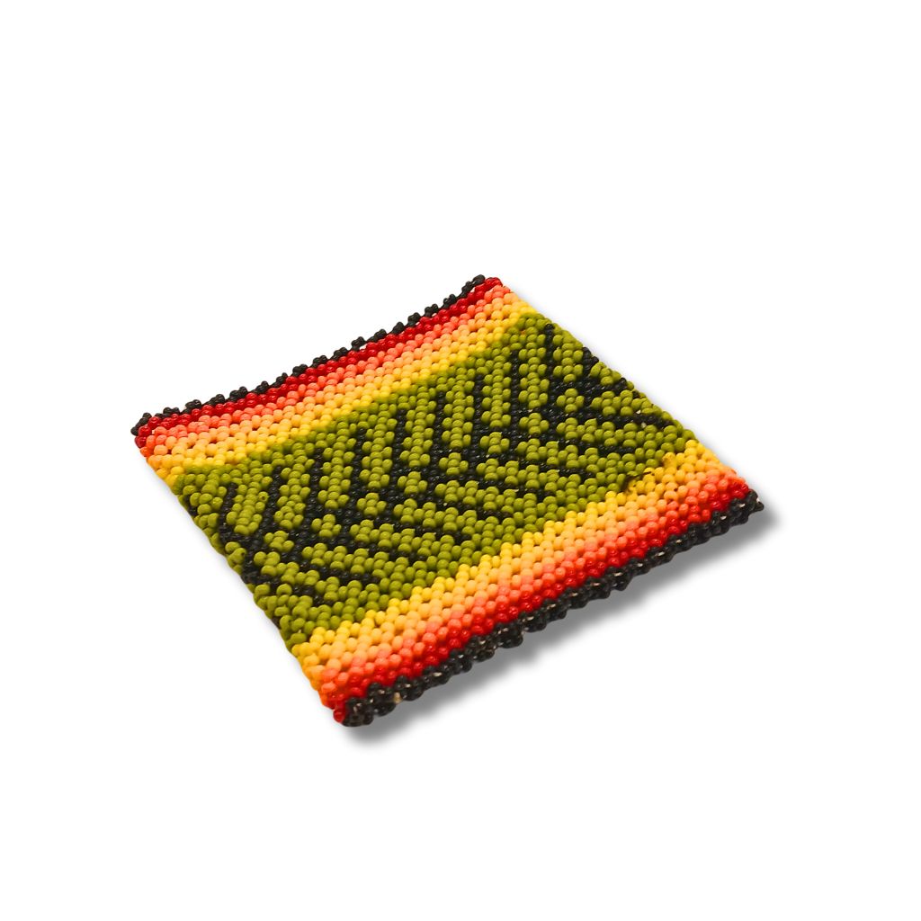 Pulseira de miçangas sem elástico, em tons de verde, amarelo, laranja e vermelho, preta na borda.