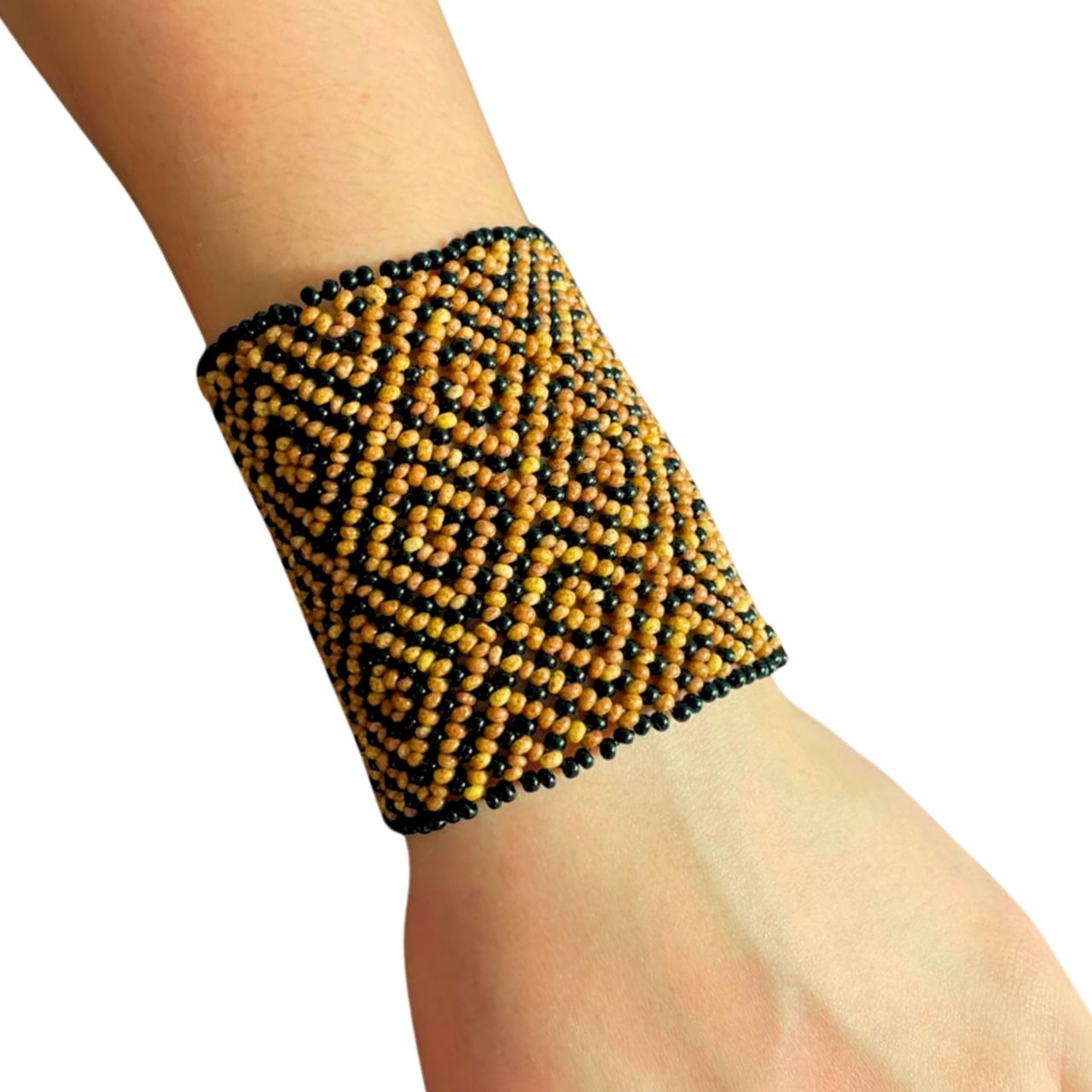 Pulseira elástica de miçangas com faixa geométrica marrom e preta no pulso