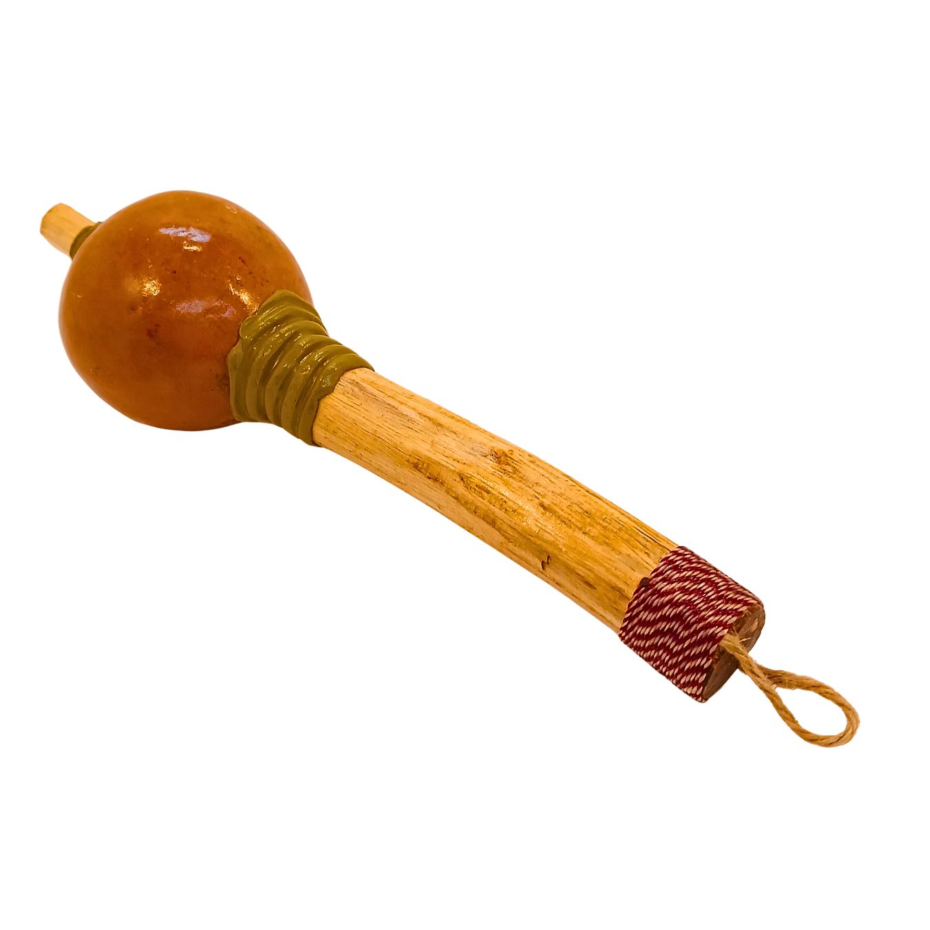 Maraca artesanal com cabaça marrom no topo e cabo de madeira, cordão na ponta