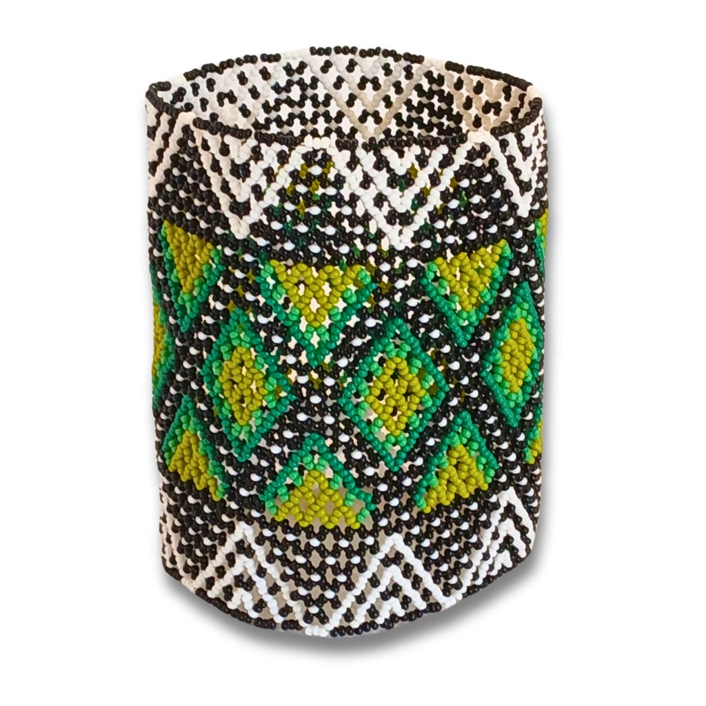 Pulseira de miçangas preta e branca com padrões geométricos e detalhes verde-limão