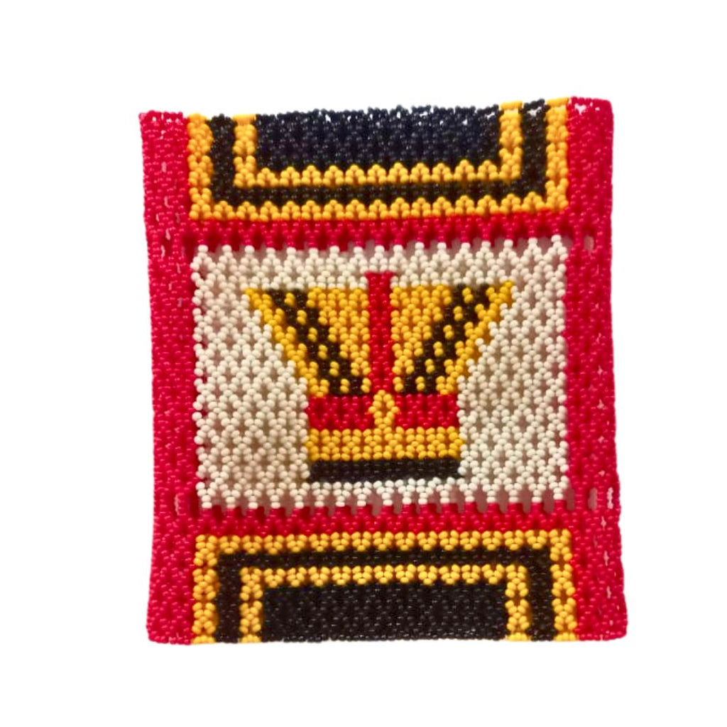 Pulseira de miçangas com base vermelha, bordas amarelas e desenho central em preto