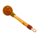 Maraca artesanal com cabaça marrom e cabo de madeira, com cordão na extremidade.