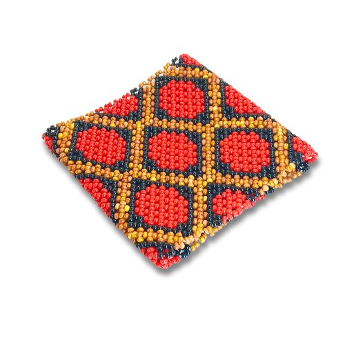 Pulseira de miçangas elástica em losangos vermelhos com faixas azul-marinho e douradas