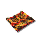 Pulseira indígena de miçangas multicoloridas em losango com desenhos geométricos
