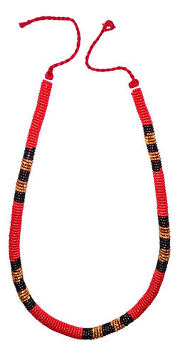 Colar de miçangas coral vermelho com detalhes pretos e dourados, formato oval