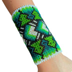 Pulseira indígena 20cm, não elástica, miçangas em verde, azul e branco, com fecho ausente